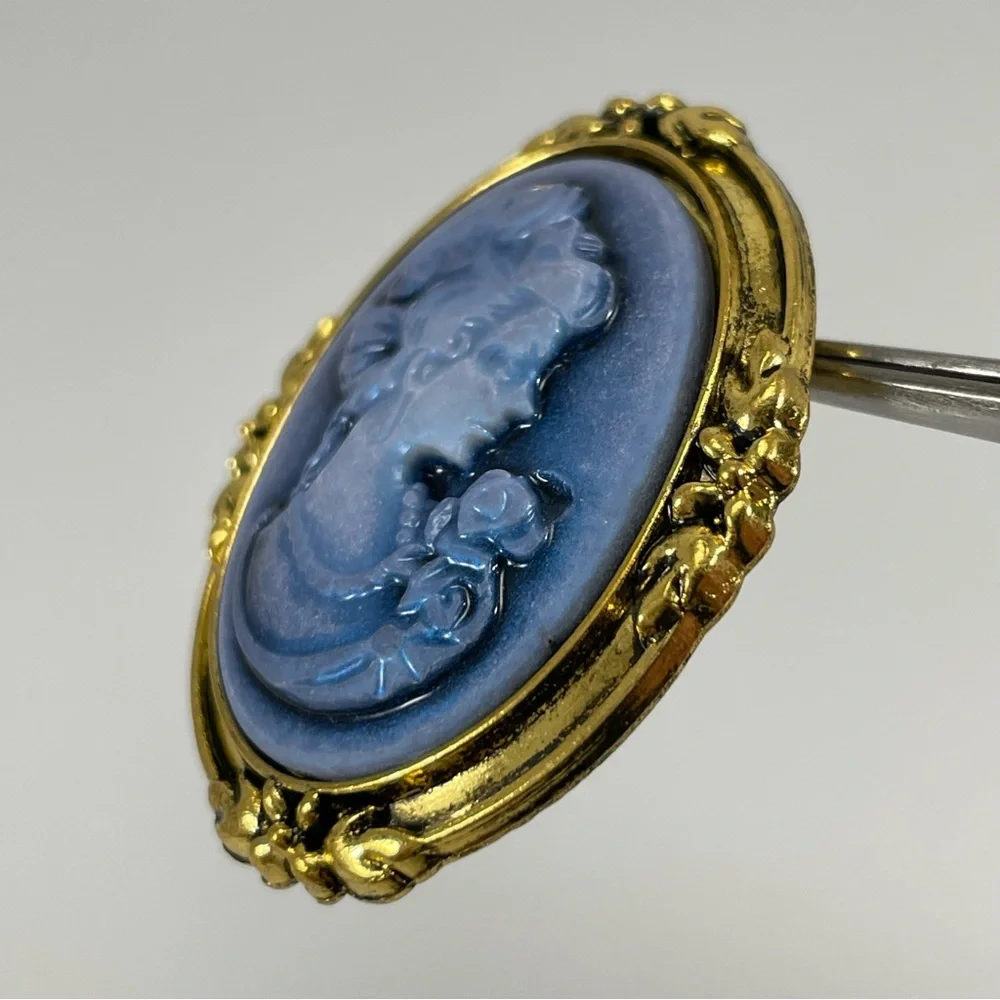 Unsigned cameo brooch